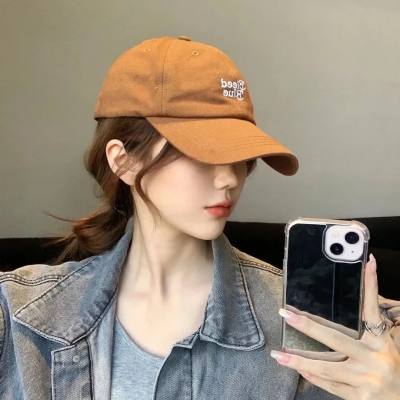 举杯畅饮的姐姐们